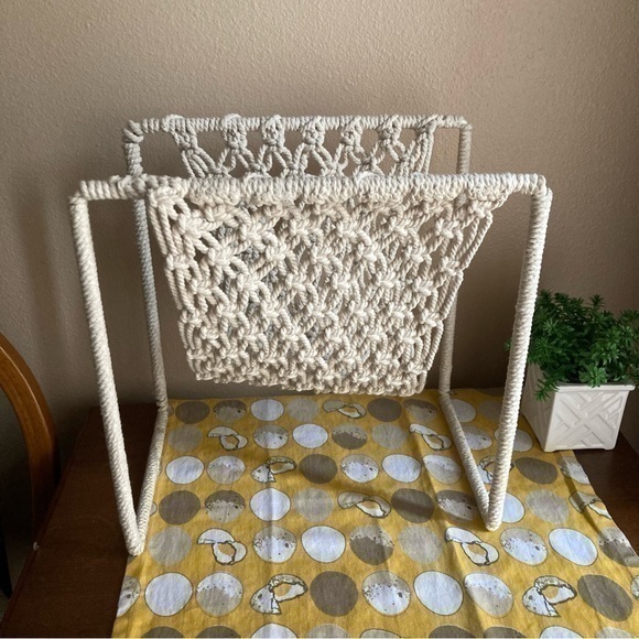 Ivory macrame magazine holder/rack - Picture 1 of 16